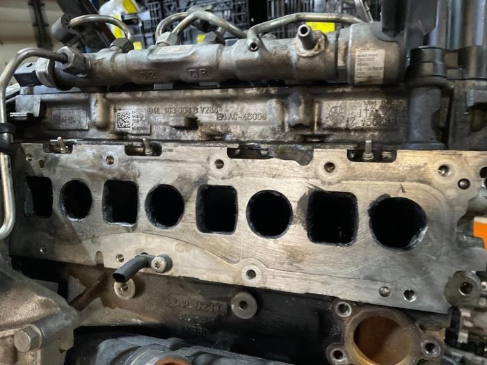 Cylinder head Volkswagen Crafter 2.0 TDI - 04L103308B DAU