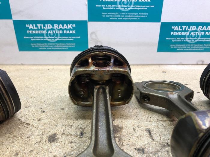 Connecting rod from a BMW 1 serie (F20) M135i xDrive 3.0 24V 2015