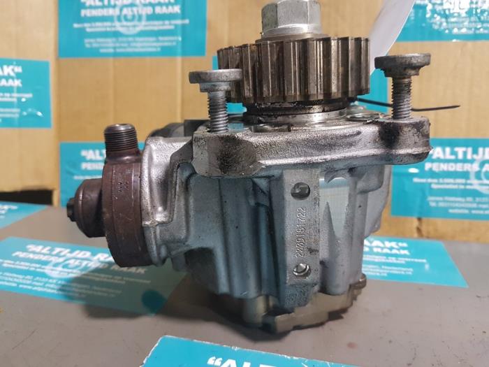 Mechanical fuel pump from a Citroën C5 III Berline (RD) 3.0 HDiF V6 24V