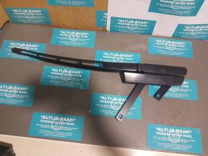 New Front wiper arm Audi Q7 (4LB) Price on request offered by "Altijd Raak" Penders