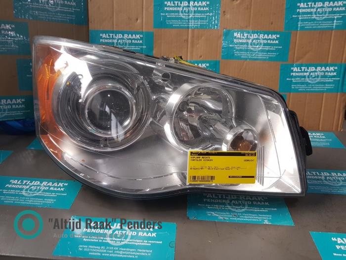 Używane Reflektor prawy Chrysler Voyager/Grand Voyager (RT) 3.8 V6 Grand Voyager Cena na żądanie oferowane przez "Altijd Raak" Penders