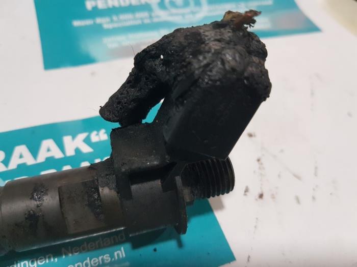 Injector (diesel) from a BMW 5 serie (F10) 535d xDrive 24V