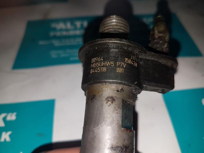 Injector (diesel) from a BMW 5 serie (F10) 535d xDrive 24V