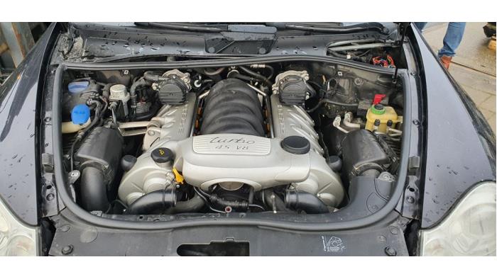 Cuerpo de filtro de aire de un Porsche Cayenne (9PA) 4.5 V8 32V Turbo S 2006