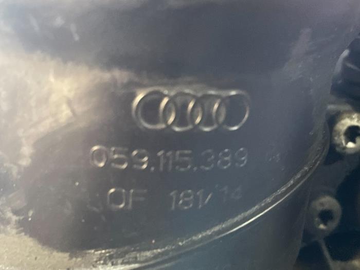 Boîtier filtre à huile d'un Audi SQ5 (8RB) 3.0 TDI V6 24V 2017