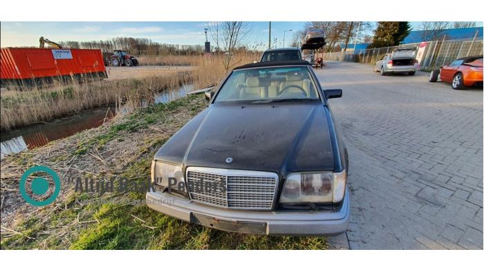 Klima Kondensor van een Mercedes-Benz E (R124) 3.2 E-320 24V 1993