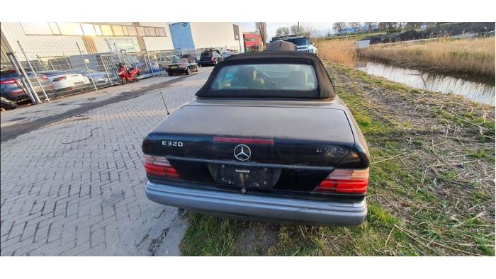 Plaque de protection toit cabriolet d'un Mercedes-Benz E (R124) 3.2 E-320 24V 1993