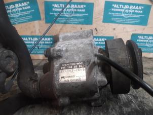 Usados Bomba de agua Mercedes 280SLC/SL Precio de solicitud ofrecido por "Altijd Raak" Penders