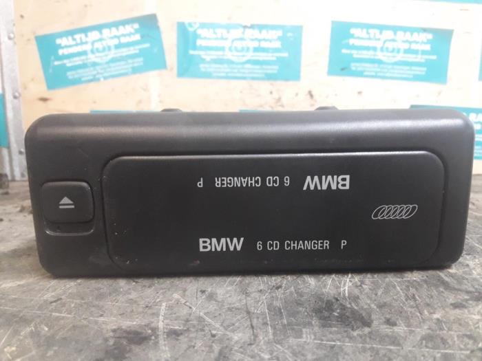 Cambiador de CD de un BMW 7 serie (E38) 735i/iL V8 32V 1998