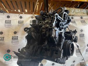 Couvercle carter d'un Nissan Navara (D40) 2.5 dCi 16V 2006