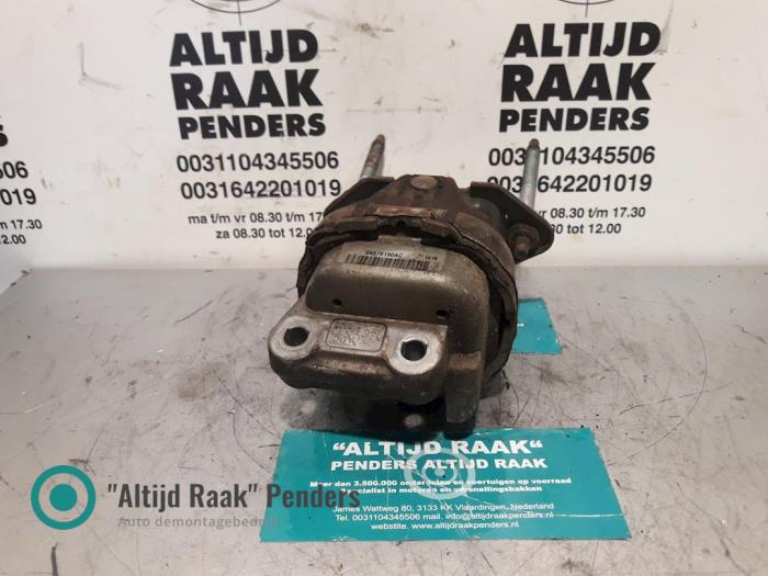 Used Engine mount Chrysler 300 C Price on request offered by "Altijd Raak" Penders