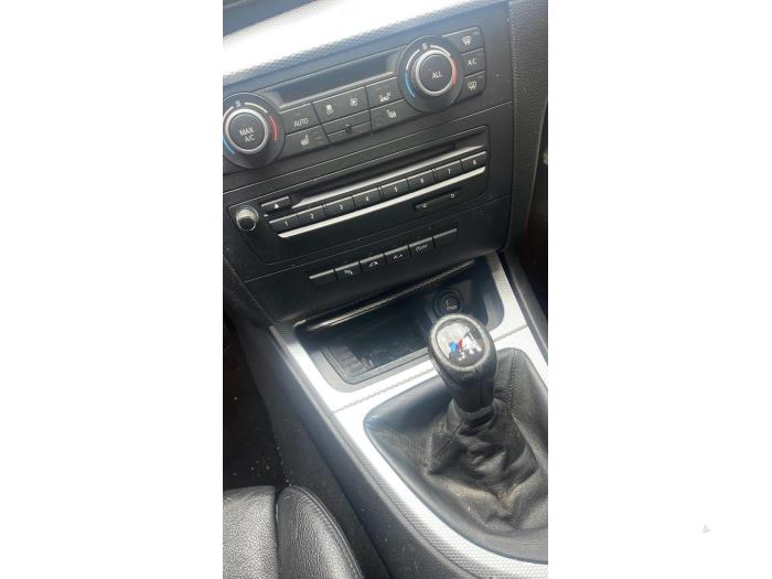 Uchwyt na grill z BMW 1 serie (E88) 118d 16V 2013