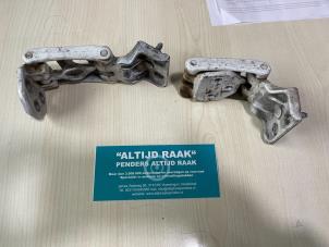 Used Rear door hinge, right Renault Master III (FD/HD) 2.5 dCi 100 FAP Price on request offered by "Altijd Raak" Penders
