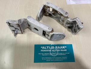 Used Rear door hinge, left Renault Master III (JD/ND/PD) 2.5 dCi 115 Price on request offered by "Altijd Raak" Penders