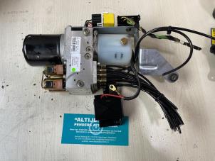 Used Hydraulic pump Mercedes CLK (R209) 3.2 320 CDI Price on request offered by "Altijd Raak" Penders
