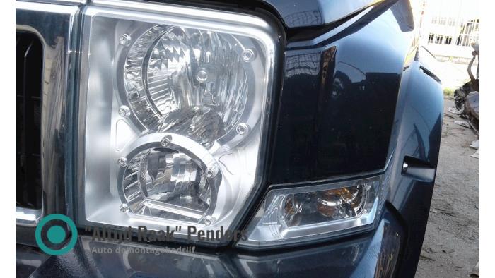 Używane Reflektor lewy Jeep Commander (XK) 3.0 CRD Cena € 750,00 Procedura marży oferowane przez "Altijd Raak" Penders