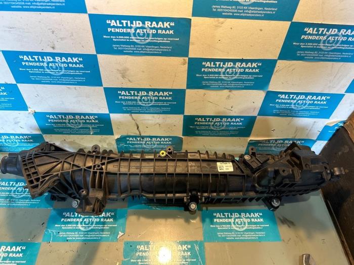 Intake manifold from a BMW 5 serie (F10) 535d 24V 2015