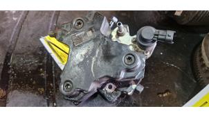 Used Mechanical fuel pump Kia Carens II (FJ) 2.0 CRDI 16V Price on request offered by "Altijd Raak" Penders