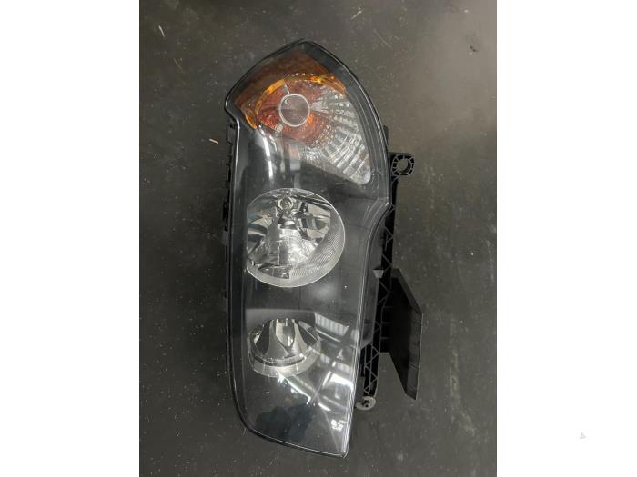 Headlight, left from a BMW X3 (E83) 2.0d 16V 2004