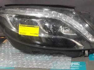 Used Headlight, right Mercedes S-Klasse Price on request offered by "Altijd Raak" Penders