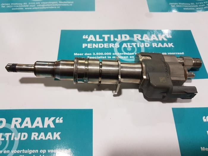 Injector (petrol injection) from a BMW 3 serie (E90) 328i 24V
