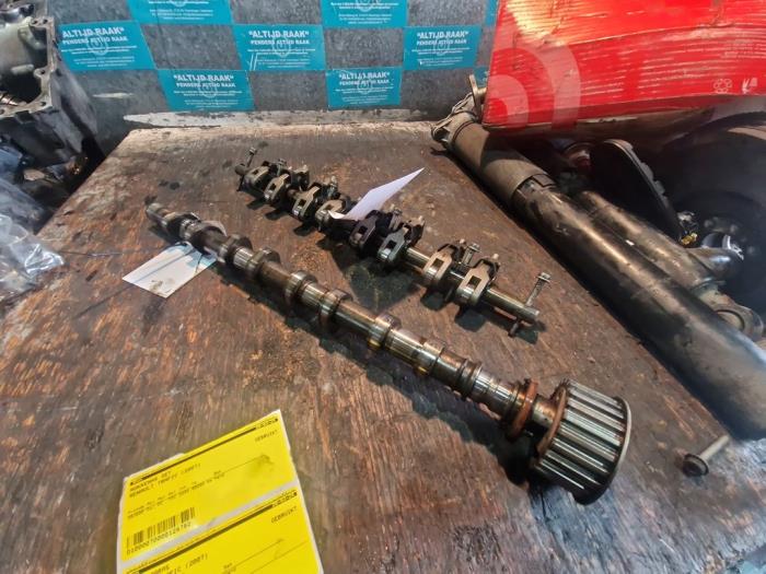 Camshaft kit from a Renault Trafic New (FL) 2.5 dCi 16V 145 2007