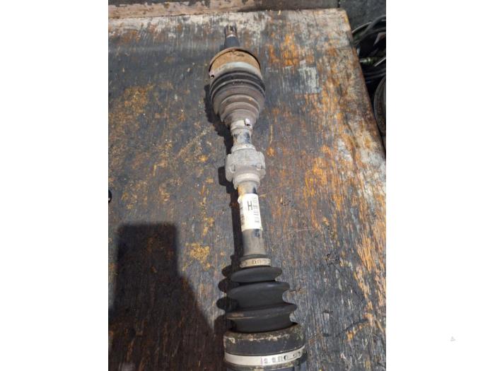 Front drive shaft, left from a Toyota Auris (E18) 1.8 16V Hybrid 2017