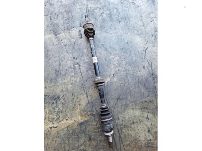 Front drive shaft, right from a Toyota Auris (E18) 1.8 16V Hybrid 2017