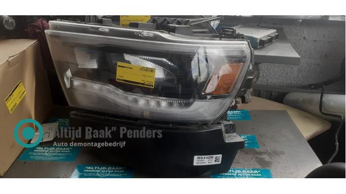 Używane Reflektor lewy Dodge Ram 1500 Crew Cab (DS/DJ/D2) 5.7 V8 Hemi 2500 4x4 Cena na żądanie oferowane przez "Altijd Raak" Penders