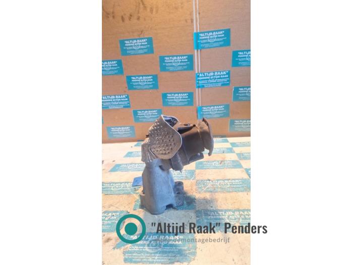 Used Engine mount Chrysler 300 C Price on request offered by "Altijd Raak" Penders