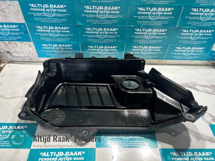 Gebrauchte Abdeckblech Motor Mercedes C (W205) C-180 1.6 CDI BlueTEC, C-180 d 16V Preis auf Anfrage angeboten von "Altijd Raak" Penders