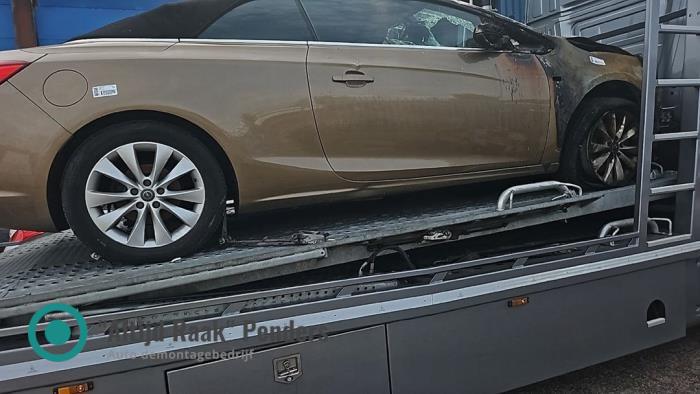 Soft-top from a Opel Cascada 1.4 Turbo 16V 2014