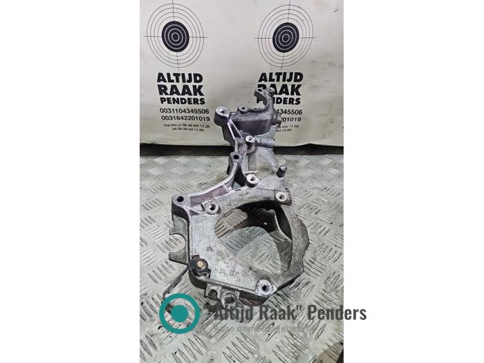 Usagé Support dynamo haut Renault Master II (JD) 2.5 dCi 16V 100 Prix sur demande proposé par "Altijd Raak" Penders