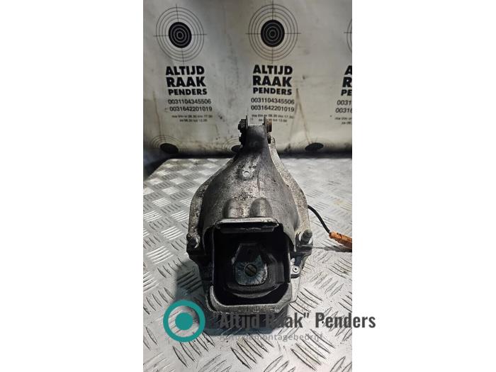 Engine mount from a Audi A5 Cabrio (8F7) 2.0 TFSI 16V 2013