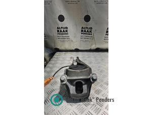 Engine mount from a Audi A5 Cabrio (8F7) 2.0 TFSI 16V 2013