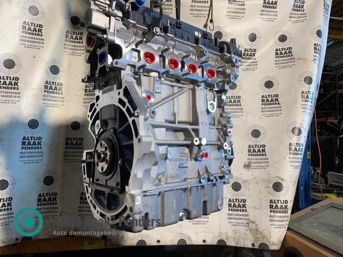 Engine from a Land Rover Discovery Sport (LC) 2.0 Si4 16V 2015