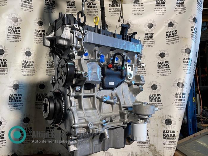 Engine from a Land Rover Discovery Sport (LC) 2.0 Si4 16V 2015