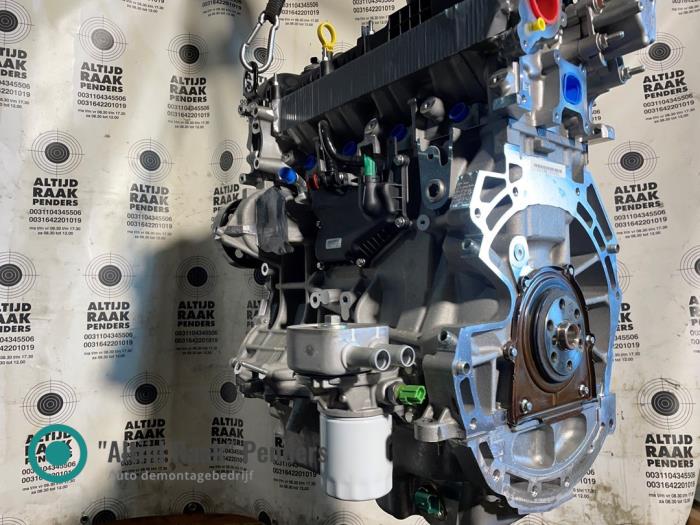 Engine from a Land Rover Discovery Sport (LC) 2.0 Si4 16V 2015