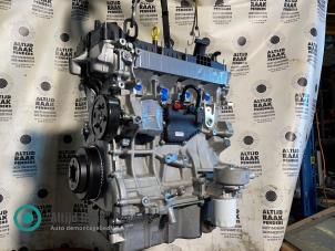 Engine from a Land Rover Discovery Sport (LC) 2.0 Si4 16V 2015