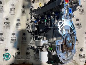 Engine from a Land Rover Discovery Sport (LC) 2.0 Si4 16V 2015
