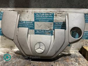 Abdeckblech Motor van een Mercedes-Benz SL (R230) 5.4 SL-55 AMG V8 24V 2004