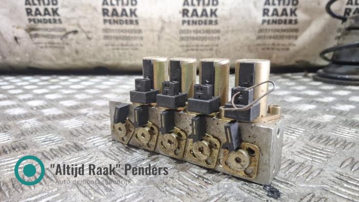 Gebrauchte Ventilblock hydraulisch Mercedes SL (R129) 3.2 SL-320 24V Preis auf Anfrage angeboten von "Altijd Raak" Penders