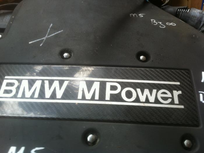 Motor van een BMW 5 serie (E39) M5 4.9 32V 2000