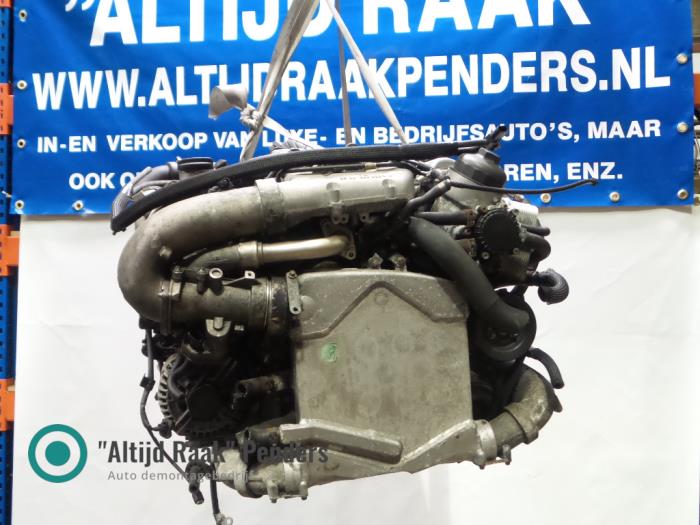 Engine from a Mercedes-Benz E Combi (S211) 4.0 E-400 CDI 32V 2005