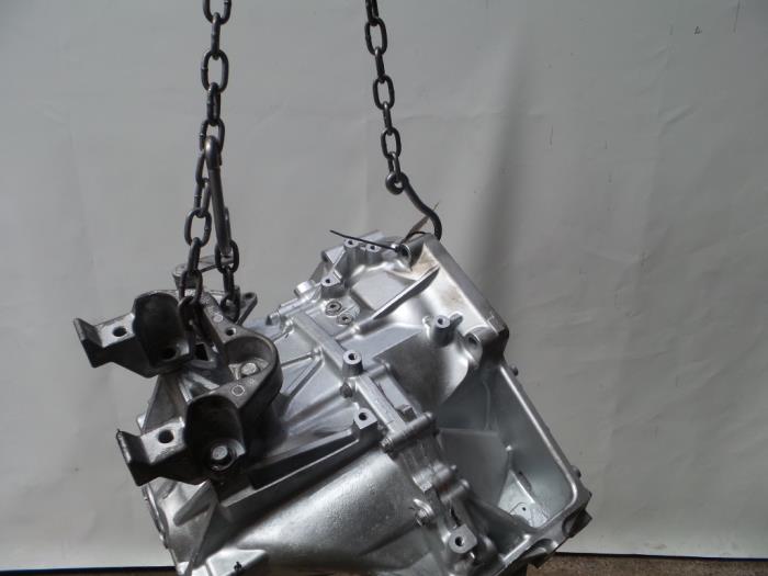 Gearbox from a Dodge Caliber 2.0 CRD 16V 2008