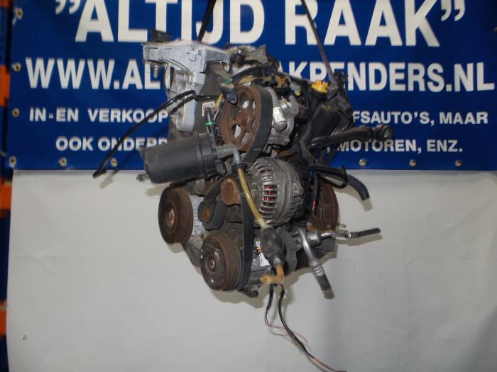 Motor van een Renault Laguna II (BG) 1.9 dCi 110 2004