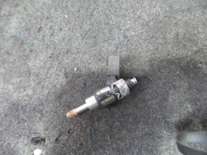 Injector (petrol injection) from a Volkswagen Golf 2006