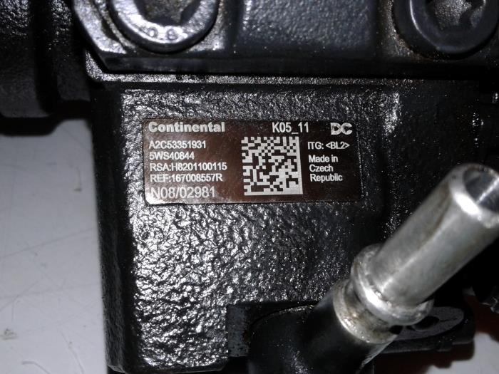 Mechanical fuel pump from a Mercedes-Benz B (W246,242) 1.5 B-180 CDI 16V 2014
