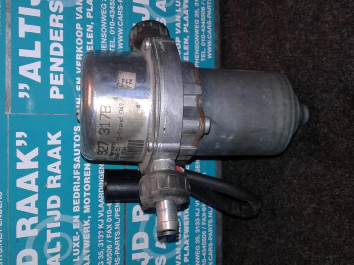 Vacuum pump (petrol) from a Audi S6 2006