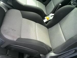 Używane Fotel prawy Peugeot 207 CC (WB) 1.6 16V THP Cena na żądanie oferowane przez "Altijd Raak" Penders